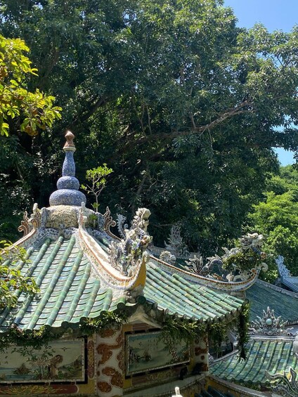 Une pagode traditionnelle, ornée de tuiles de toit décoratives et de sculptures de dragons. 4