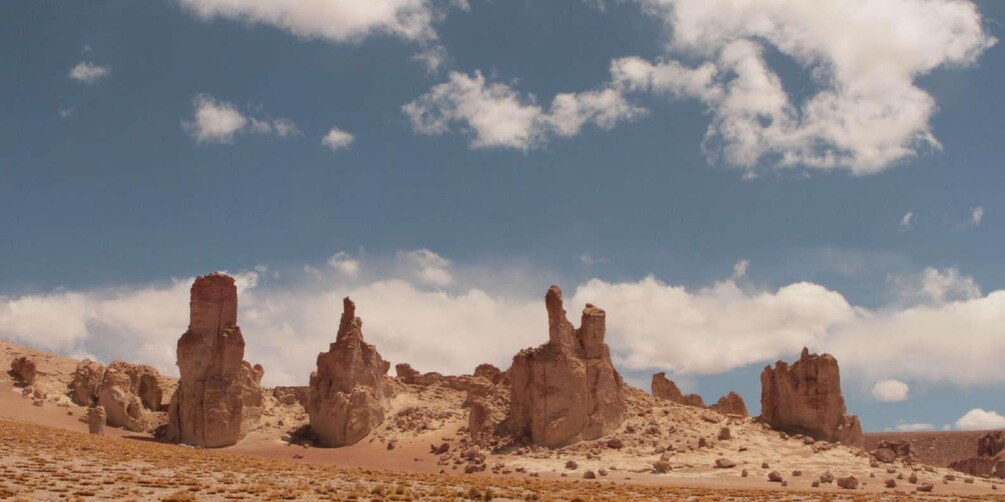 Een woestijnlandschap met opvallende rotsformaties onder een heldere lucht. 3