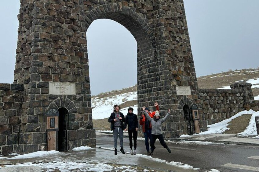 Une arche en pierre sur laquelle est apposée une plaque indiquant : « Parc national de Yellowstone ». 2
