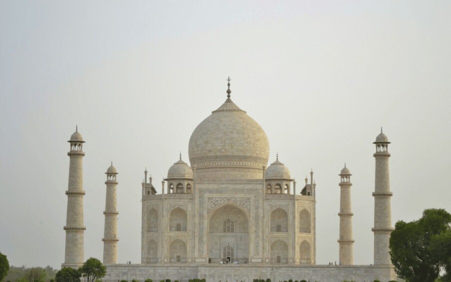 Le Taj Mahal, avec ses quatre minarets et son grand dôme central. 1