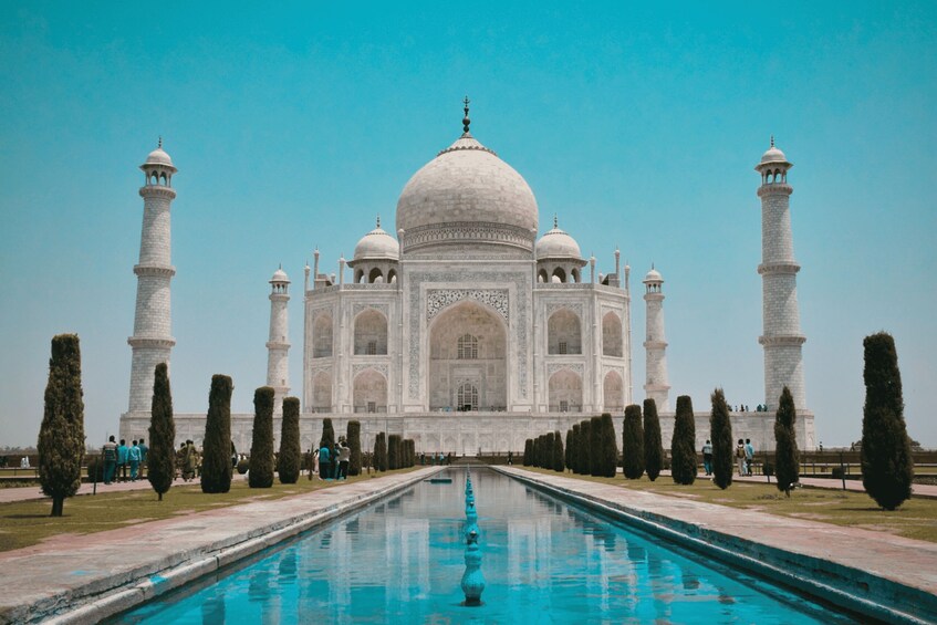 Le Taj Mahal, avec un bassin reflétant situé devant. 4