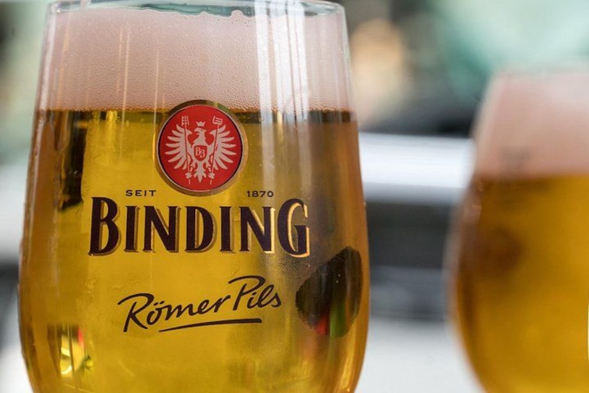 Una jarra de cerveza con la etiqueta 'SEIT BINDING 1870' y 'RömerPils'. 1