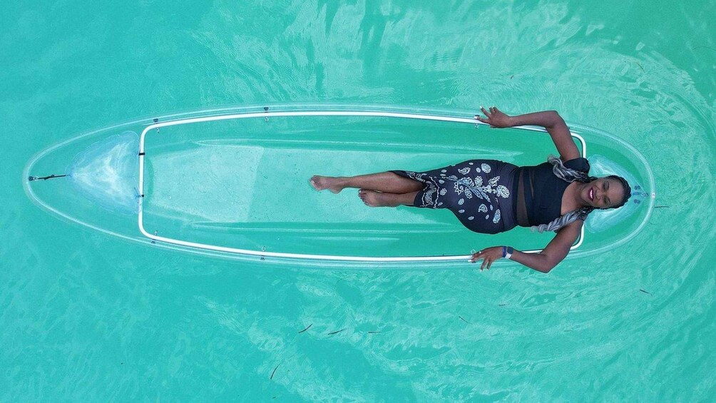 Una persona flota en una piscina azul cristalina con un flotador blanco. 1