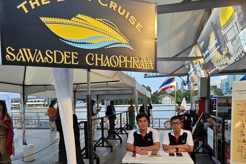 A restaurant named 'The Cruise Savasdee Chaophraam' with a sign featuring a yellow and blue boat design. 3