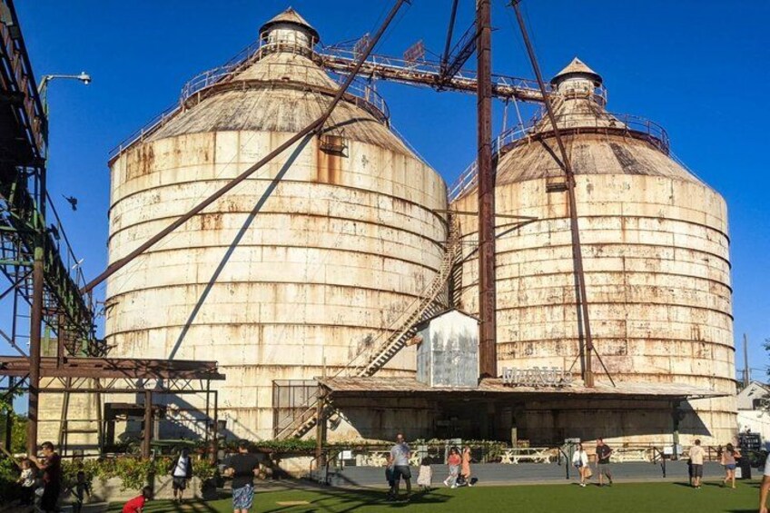 Zwei große Getreidesilos mit einer Metallkonstruktion im Vordergrund. 2