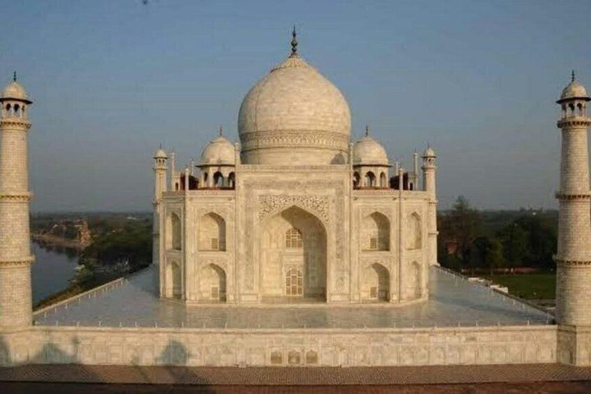 The Taj Mahal with its four minarets and large central dome. 2