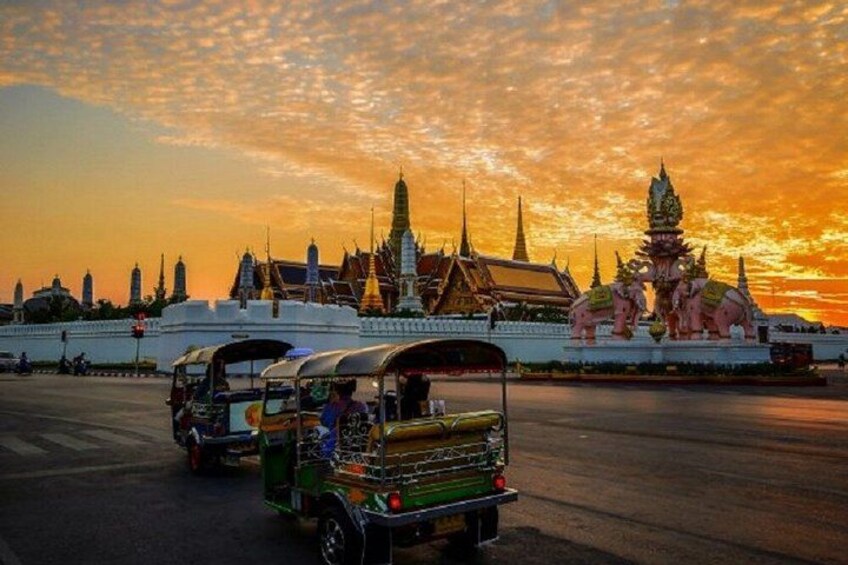 Bangkok Night Dinner Tour with Tuk Tuk 2