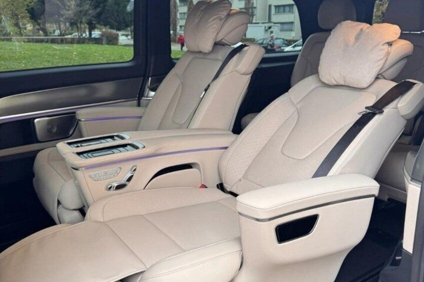 Ein Auto Innenraum mit beigen Ledersitzen, einer Mittelkonsole und einem Schiebedach. 4