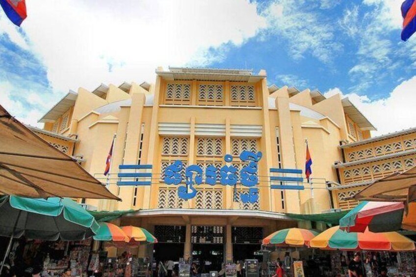 A large building with a sign that reads 'MIRAGE' and a colorful market area in front. 3