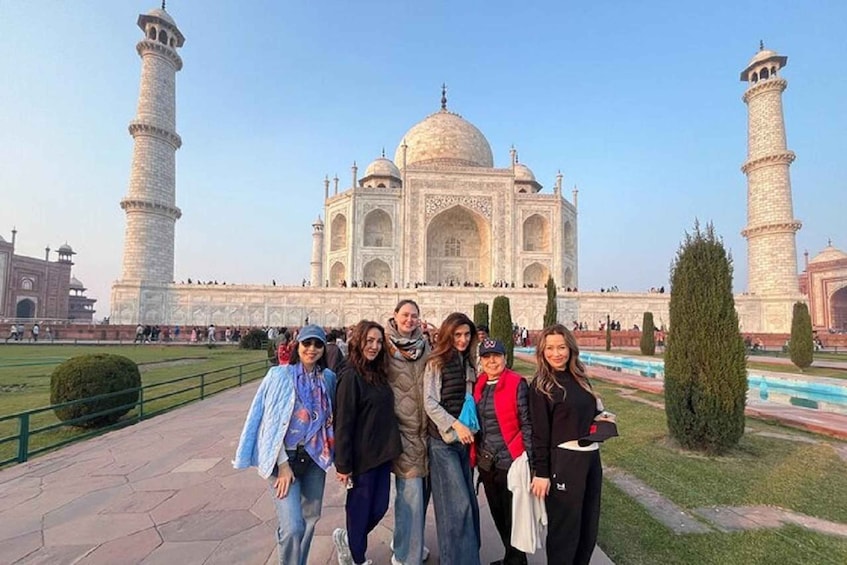 A group of people in front of the Taj Mahal. 1