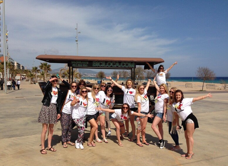 A group of people posing in front of a structure with a sign that reads 'BICILOCCA.COM' and 'ALQUILAME.' 5