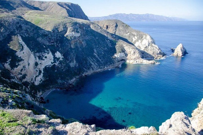 Un paisaje costero con acantilados rocosos y mar azul cristalino. 2