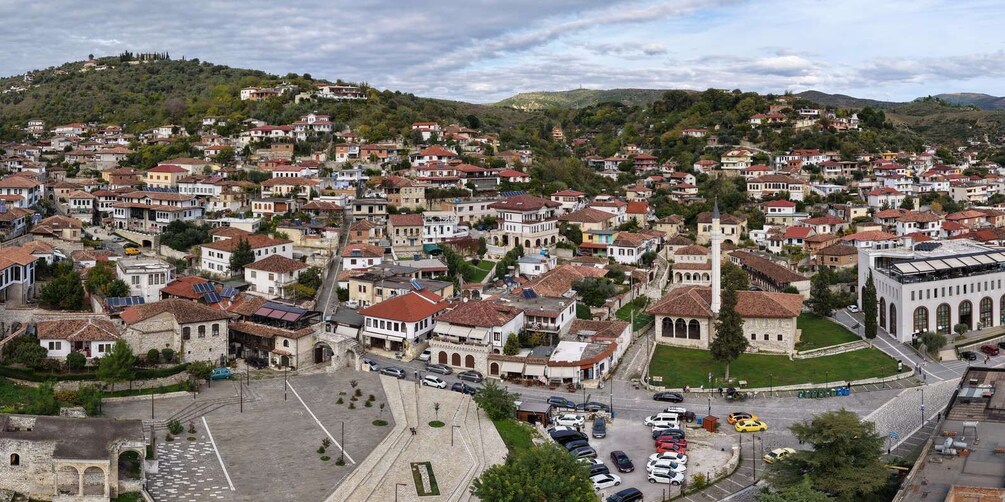 Un pueblo en una ladera con muchas construcciones históricas y una iglesia destacada. 3