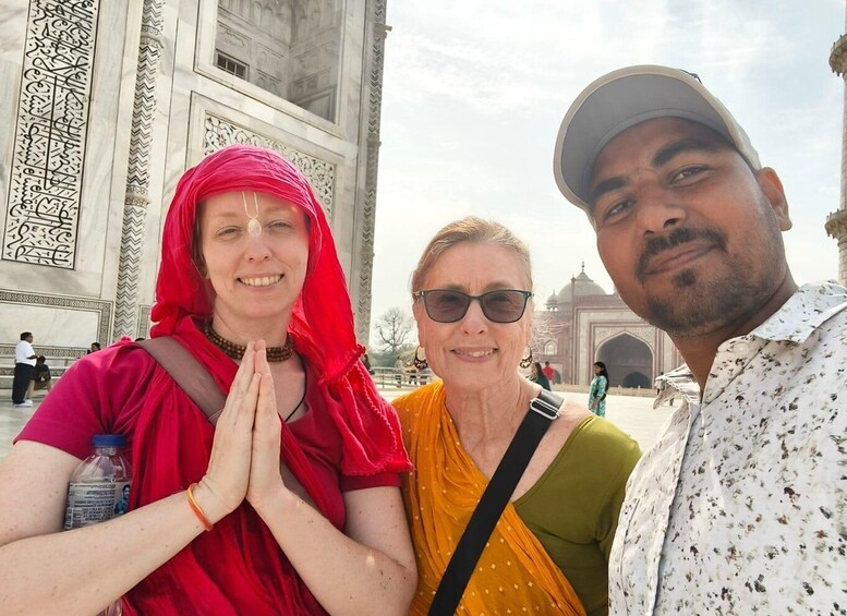 Picture 1 for Activity Agra: Taj Mahal Sunrise Tour with Express Entry Tickets 2