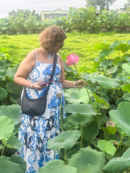 Picture 2 for Activity Wuhan: East Lake Moshan Lotus Garden Tour with Photos 5