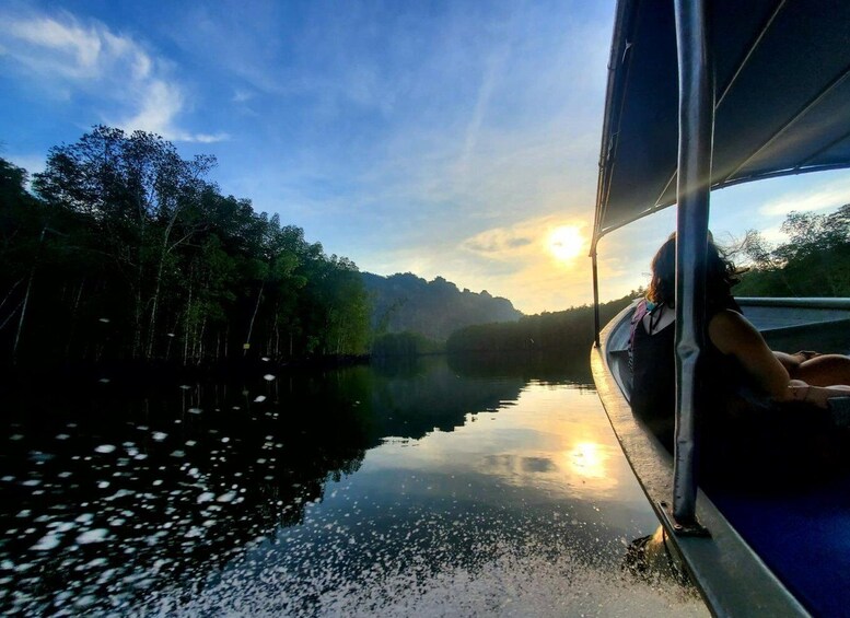 En flod med træer til venstre og en solnedgang til højre. 1