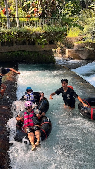 Persone che fanno rafting lungo un fiume. 1