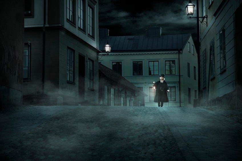Una persona che cammina lungo una strada avvolta dalla nebbia, di notte. 4