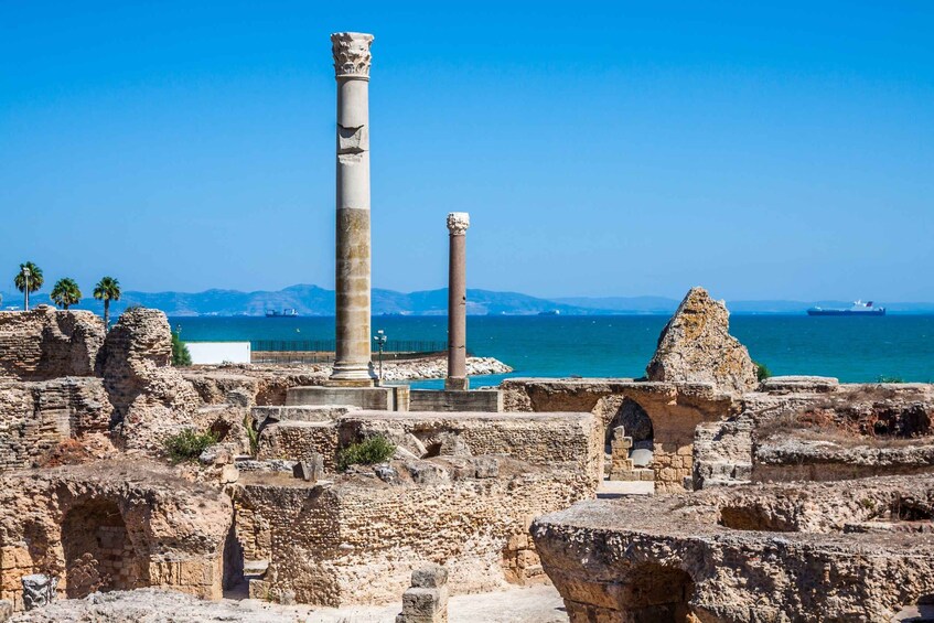 Des ruines antiques, avec des colonnes et des arches, situées près d’une côte. 3