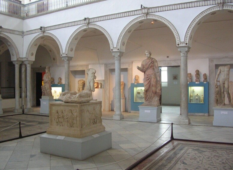Un musée abrité qui expose des sculptures classiques et des arcades. 5