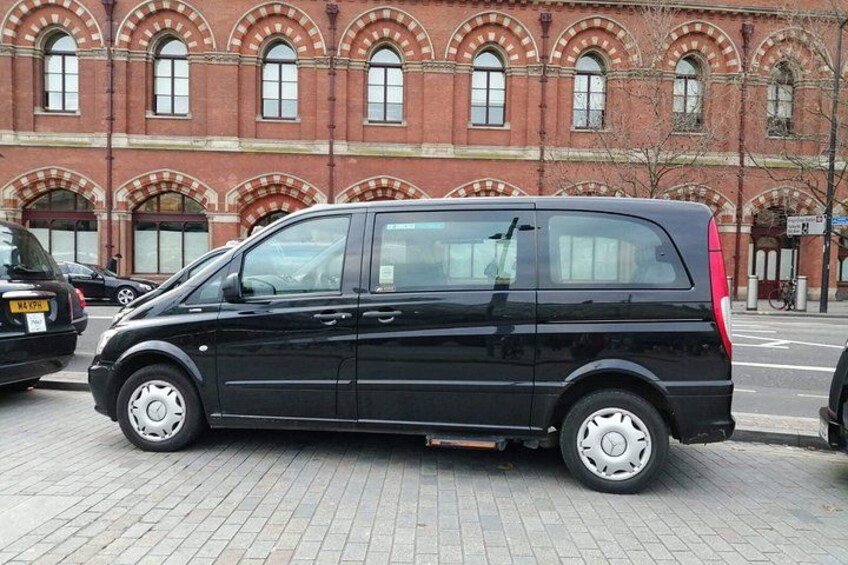 Private Hampton Court Palace Tour from London by Black Taxi 2