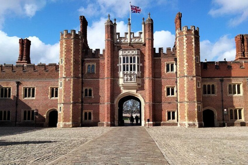 Private Hampton Court Palace Tour from London by Black Taxi 1