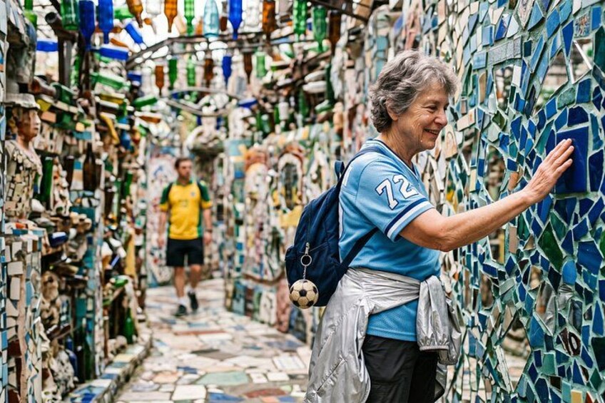 Un callejón estrecho con paredes cubiertas de coloridos mosaicos. 3