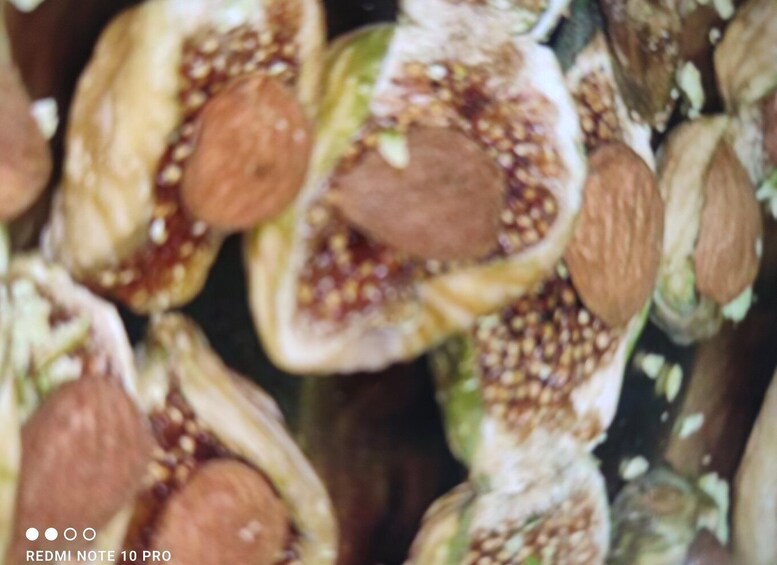 Almonds with a coating of nuts and seeds. 2