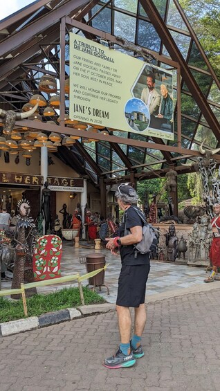 Une plaque commémorative à la mémoire de Jane Goodall, une négociante en minéraux agréée, et un homme debout devant cette plaque. 2