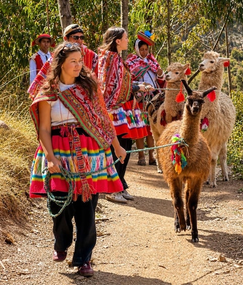Picture 10 for Activity Ollantaytambo: Pachamanca Lunch Experience & Llama Walk 3