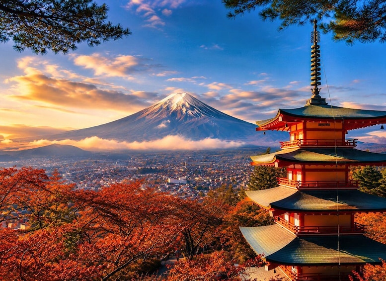 Perinteinen japanilainen pagodi, taustalla näkyy Fuji-vuori ja edessä syksyisiä lehtiä. 2