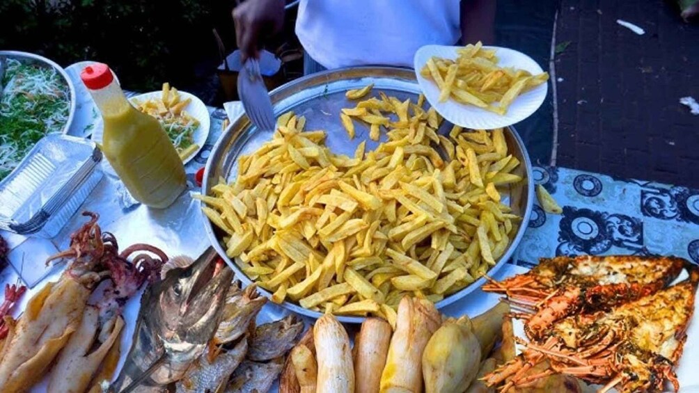 En bord med friturestegt mad, herunder fisk, krabber og pommes frites. 3
