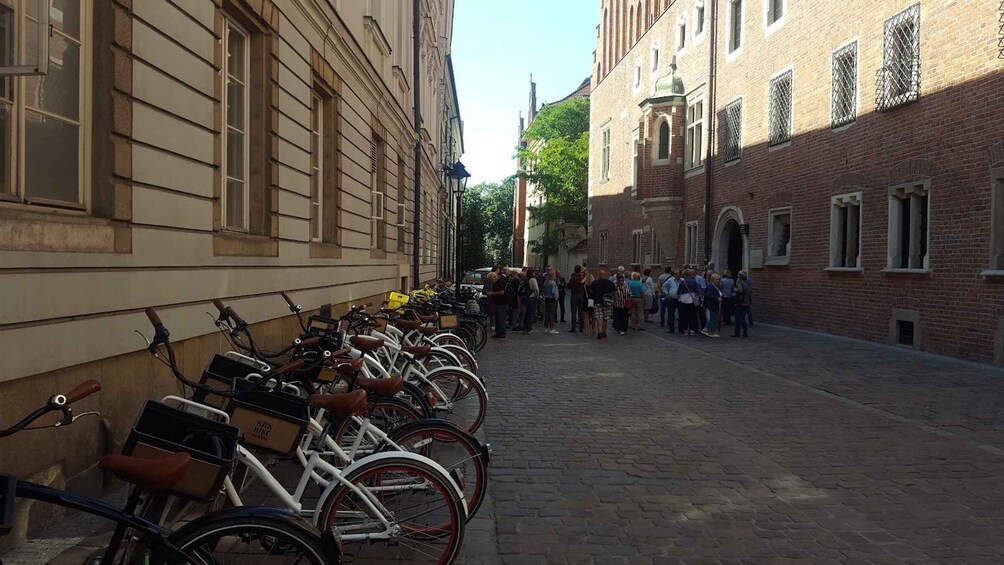 Mukulakivikatu, jonka varrella on parkkeerattuja polkupyöriä ja historiallisia rakennuksia. 4