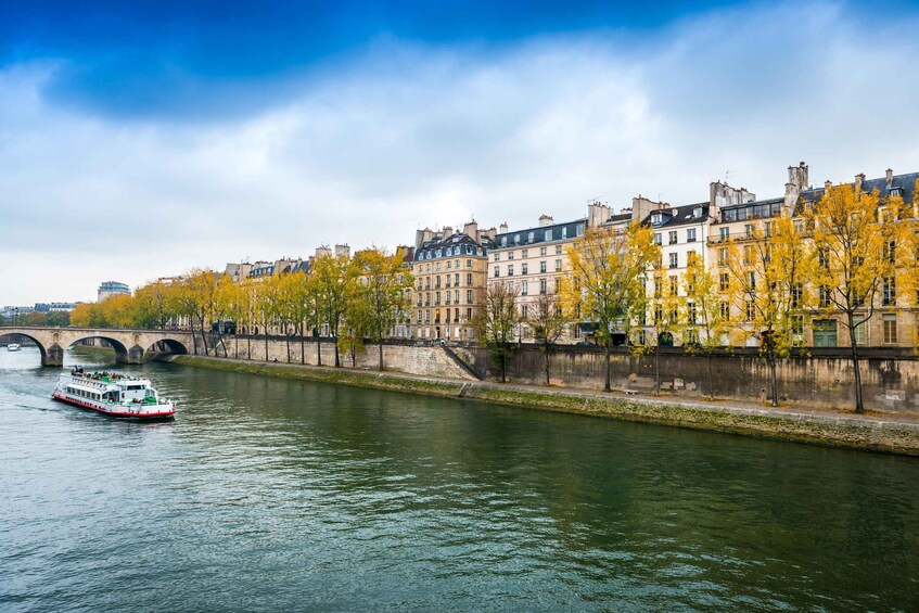 Picture 56 for Activity Paris: Evening Lights Cruise with Legendary Bateaux-Mouches® 2
