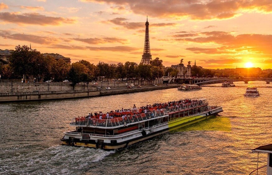 Picture 5 for Activity Paris: Evening Lights Cruise with Legendary Bateaux-Mouches 5