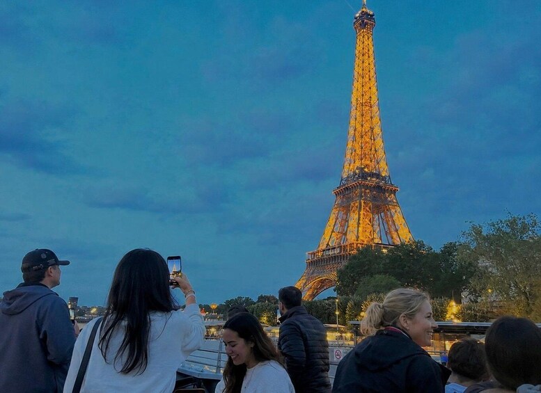 Picture 36 for Activity Paris: Evening Lights Cruise with Legendary Bateaux-Mouches 2