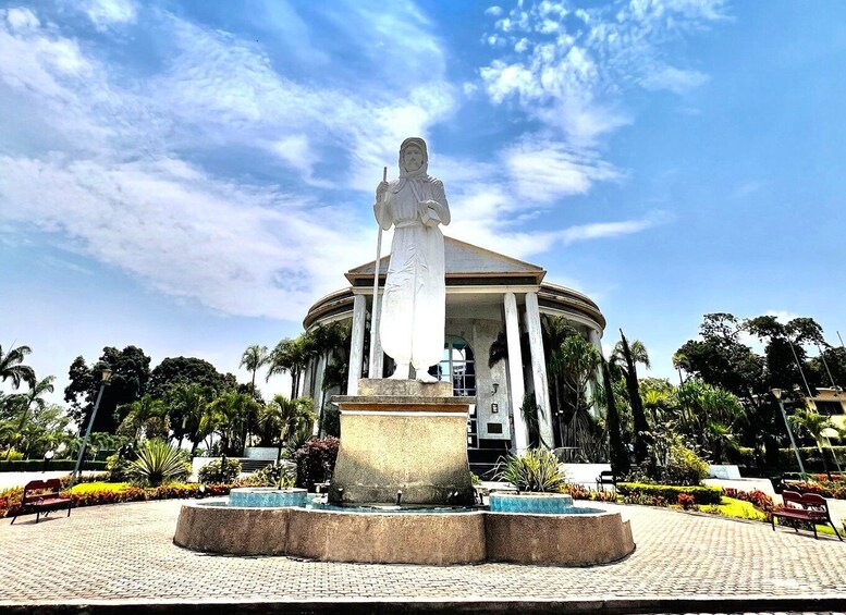 A statue in front of a building with columns. 3