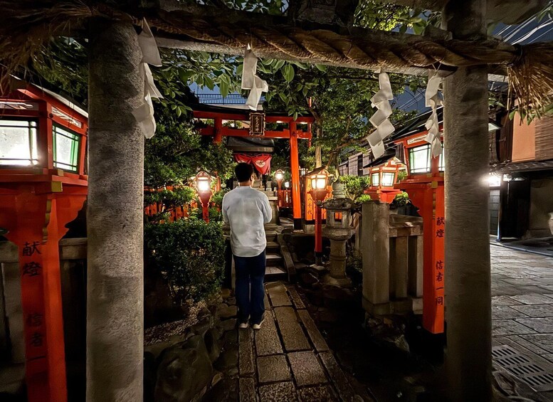 Picture 2 for Activity Gion: Quiet Night Walking Tour with a Former History Teacher 3