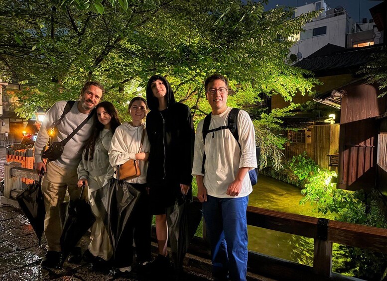 Picture 6 for Activity Gion: Quiet Night Walking Tour with a Former History Teacher 2