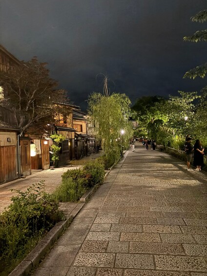 Picture 3 for Activity Gion: Quiet Night Walking Tour with a Former History Teacher 5