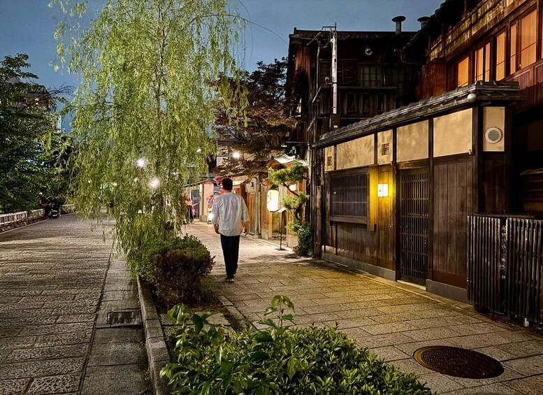 Gion: Quiet Night Walking Tour with a Former History Teacher 1