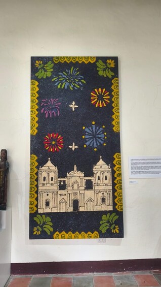 Ein farbenfrohes Wandgemälde mit einer Kirche und Zierornamenten. 4