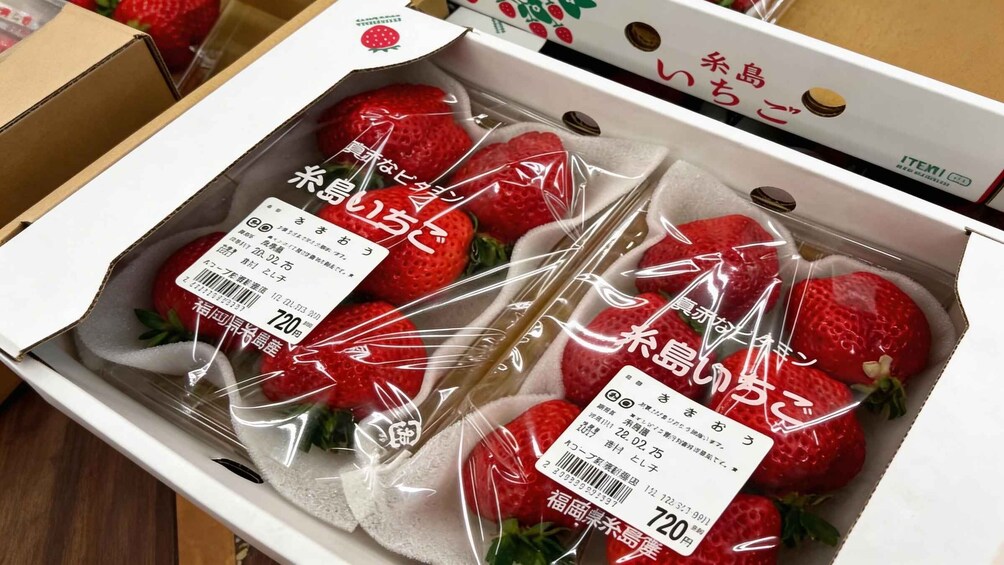 A box containing strawberries with price tags and Japanese text. 4