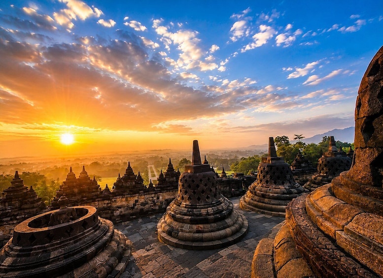 Un complesso templare con diverse strutture di stupa al tramonto. 2