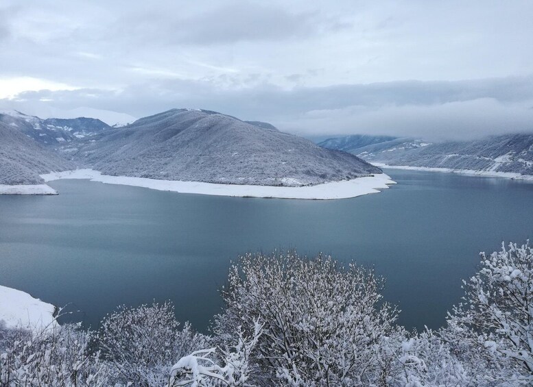 Lumipeitteinen järvi, jonka ympärillä kohoavat vuoret. 5