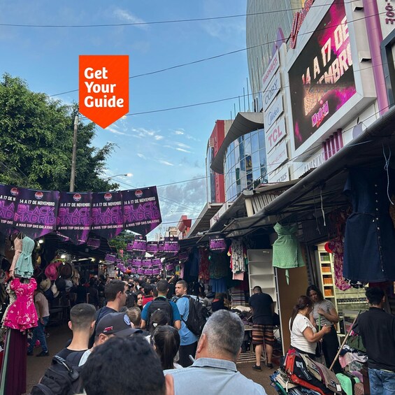 Un marché animé, où les gens font leurs courses et les vendeurs proposent leurs produits. 1