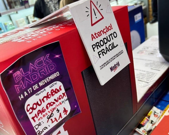 Une boîte rouge ornée d’un panneau d’avertissement et d’une affiche faisant la promotion d’un événement musical. 5