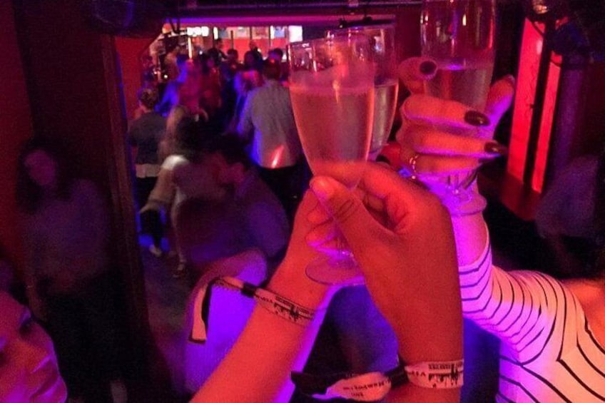 Ladies Night Party Tour in Hamburg including cocktail, sparkling wine and shots 3