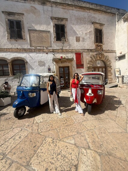 Vintage cars parked in front of a historic building with a sign reading 'Museo Diocesano.' 2