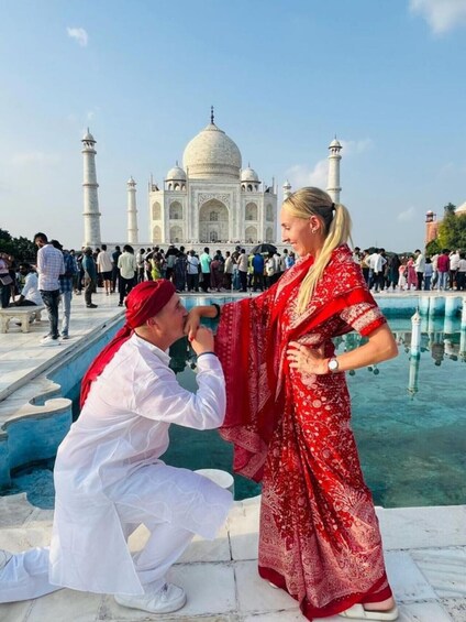 A man proposing to a woman in front of the Taj Mahal. 2
